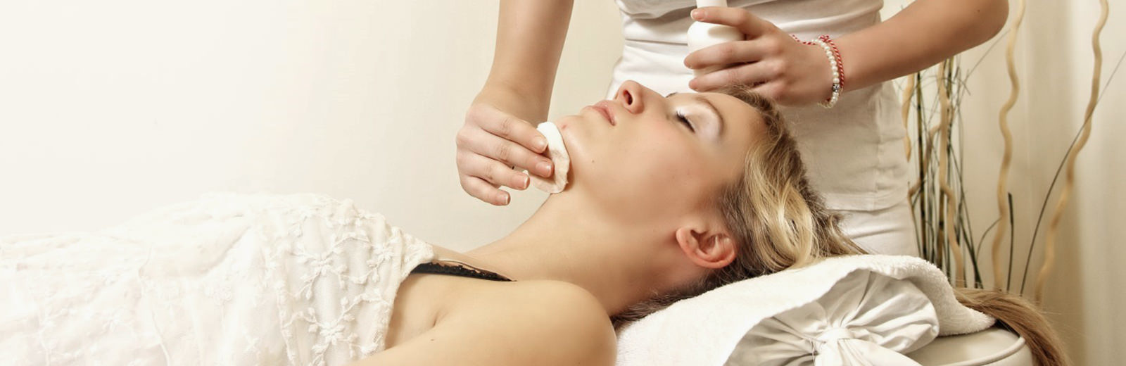 Auf dem Bild sieht man eine Frau die das Fruchtsäurepeeling Wien bei Dermacare mit NeoStrata erhaltet.