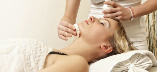 Auf dem Bild sieht man eine Frau die das Fruchtsäurepeeling Wien bei Dermacare mit NeoStrata erhaltet.