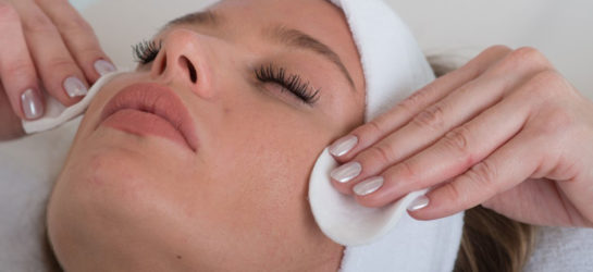 Auf dem Bild sieht man eine Frau die die Anti-Akne Gesichtsbehandlung erhält.