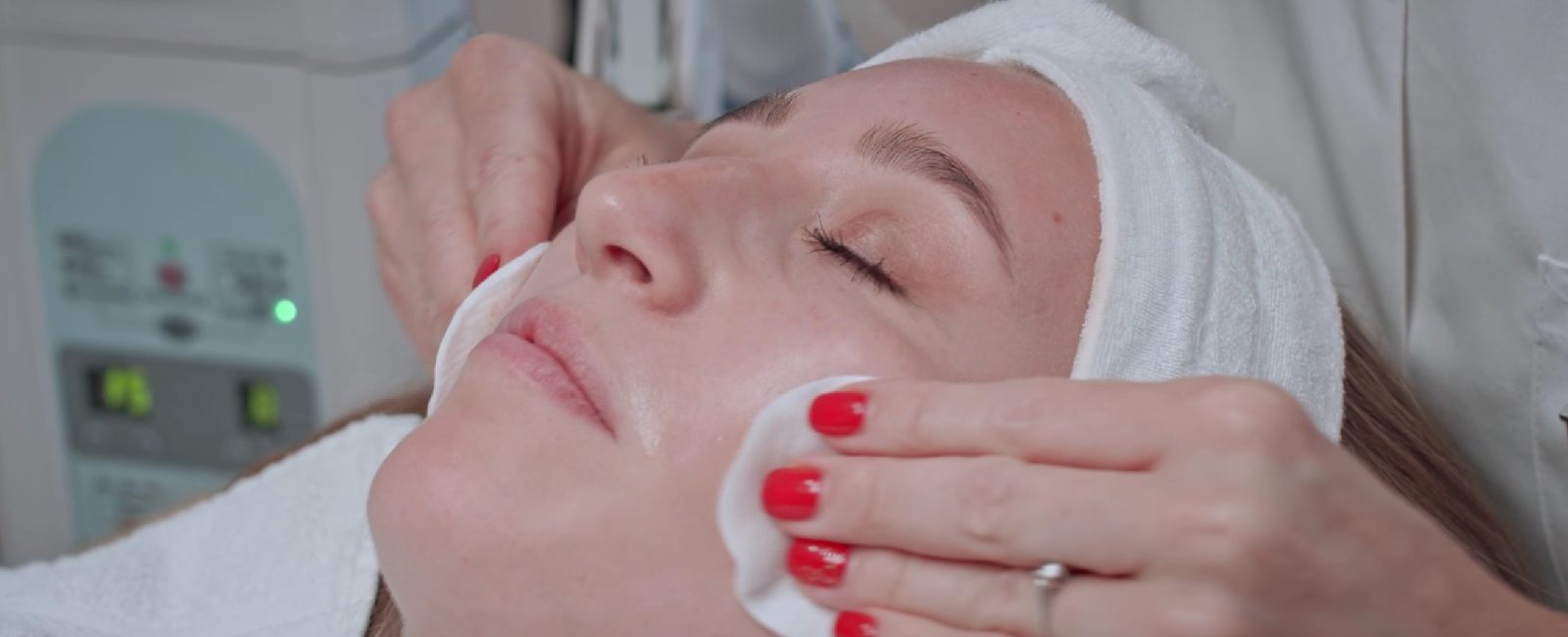 PQAge Peeling: Kosmetik Behandlungen bei Dermacare in Wien