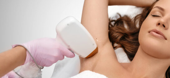 Dieses Bild zeigt eine professionelle Laser-Haarentfernung an der Achsel einer entspannten Person, die bei Dermacare Wien durchgeführt wird. Diese moderne Transgender Laserhaarentfernung ist besonders für Transgender-Personen im Rahmen ihrer Geschlechtsangleichung relevant, da sie dazu beiträgt, das gewünschte äußere Erscheinungsbild zu erzielen. Dermacare bietet spezialisierte Behandlungen an, bei denen unerwünschte Haare dauerhaft entfernt werden. In vielen Fällen kann die Transgender Haarentfernung von der Krankenkasse unterstützt werden, insbesondere wenn sie im Zusammenhang mit der medizinisch notwendigen Geschlechtsangleichung steht.