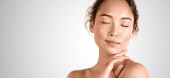 Auf dem Bild ist eine junge Frau mit geschlossenen Augen zu sehen, die eine makellose, strahlende Haut zeigt. Ihre entspannte Haltung und der sanfte Gesichtsausdruck vermitteln Ruhe und Wohlbefinden. Die glatte Haut, das natürliche Licht und der neutrale Hintergrund betonen den Effekt professioneller Hautpflegebehandlungen. Dieses Motiv eignet sich ideal zur Darstellung der Ergebnisse einer Stammzellentherapie in Wien, wie sie bei Dermacare angeboten wird – für sichtbar verjüngte, ebenmäßige und revitalisierte Haut.