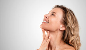 doppelkinn entfernen coolsculpting wien fettwegspritze radiofrequenz microneedling frau blond dermacare wien