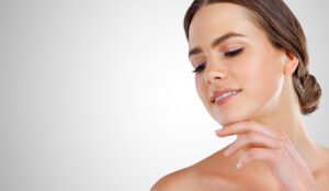 doppelkinn entfernen wien fettwegspritze radiofrequenz microneedling frau braunhaarig dermacare wien 1