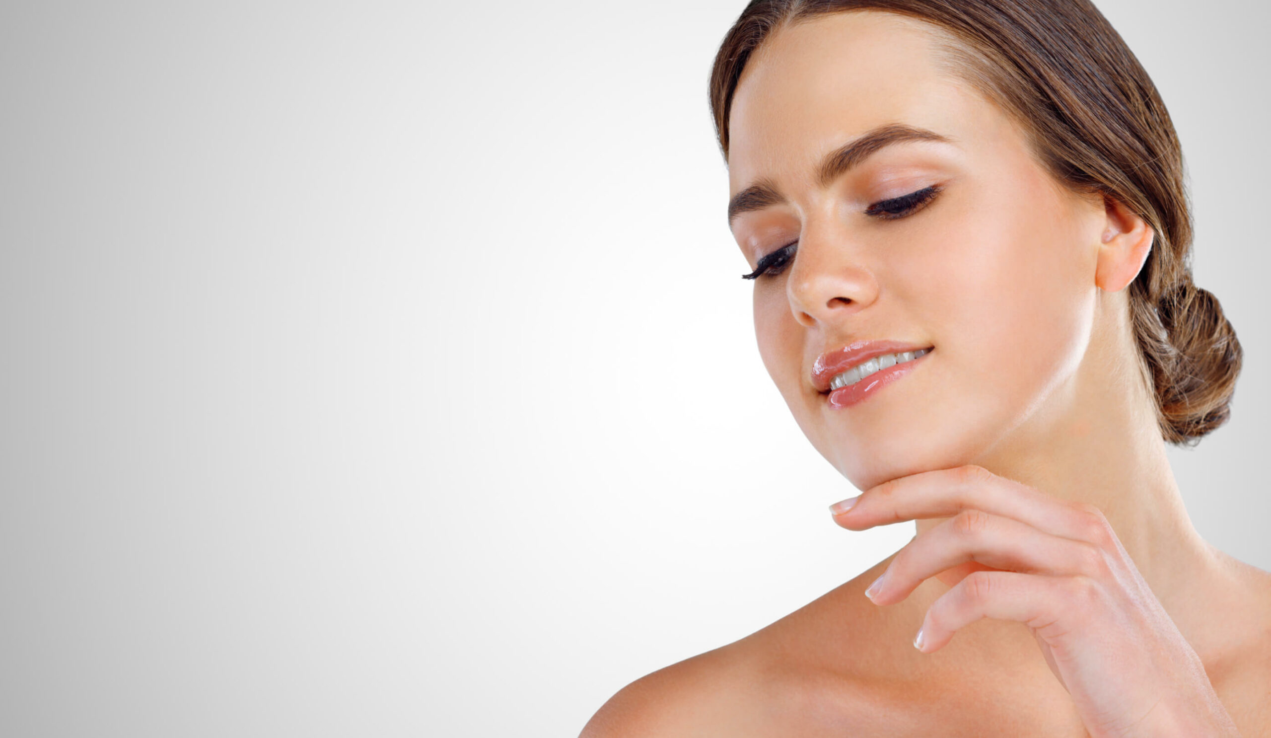 doppelkinn entfernen wien fettwegspritze radiofrequenz microneedling frau braunhaarig dermacare wien 1 scaled