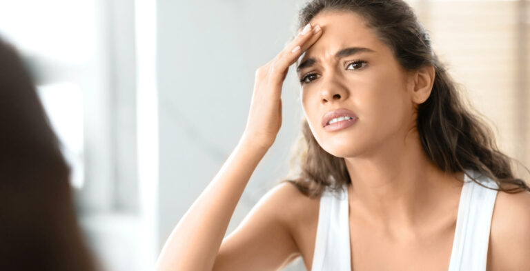 faltenunterspritzung mit botox stirnfalten glaetten frau sorgt sich