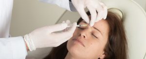 behandlung mit botox gegen zornesfalte bei dermacare wien 1600x650 1